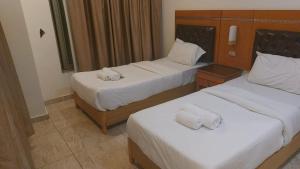 Kama o mga kama sa kuwarto sa Jawheret Alswefia Hotel Suite