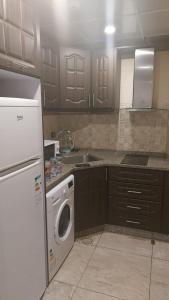 Kitchen o kitchenette sa Jawheret Alswefia Hotel Suite