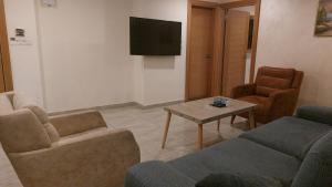 TV at/o entertainment center sa Jawheret Alswefia Hotel Suite