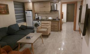 Kitchen o kitchenette sa Jawheret Alswefia Hotel Suite