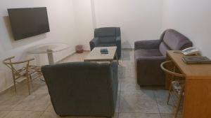 TV at/o entertainment center sa Jawheret Alswefia Hotel Suite