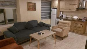 Kitchen o kitchenette sa Jawheret Alswefia Hotel Suite