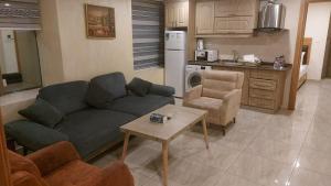 Kitchen o kitchenette sa Jawheret Alswefia Hotel Suite