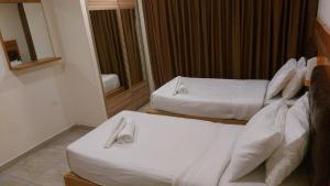 Kama o mga kama sa kuwarto sa Jawheret Alswefia Hotel Suite