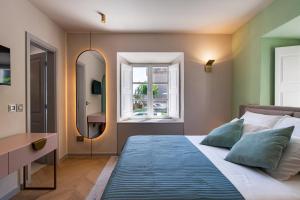 En eller flere senge i et værelse på HERITAGE VILLA SPINDLER by DuHomes + 54 billeder