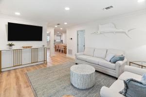 a living room with a couch and a flat screen tv at Mins to Casino & Beach Fire Pit Large Yard Decks in Shoreline Park