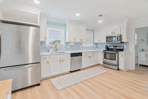 a kitchen with white cabinets and stainless steel appliances at Mins to Casino & Beach Fire Pit Large Yard Decks in Shoreline Park