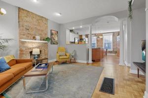 Χώρος καθιστικού στο The Goodale House - 2 Units - 4 BR 5 Bath