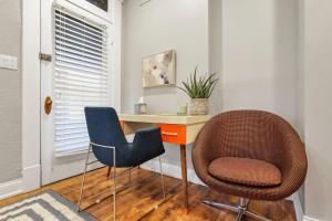 Χώρος καθιστικού στο The Goodale House - 2 Units - 4 BR 5 Bath