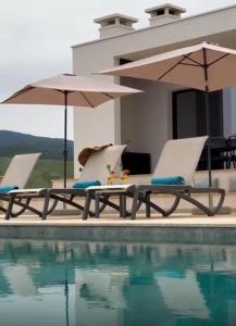 Bazén v ubytování VILLA NAPOLEON vue mer et piscine nebo v jeho okolí