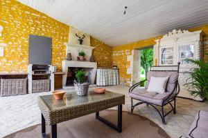 OzillacにあるLe Maine au Cerfのソファとテーブルのあるリビングルーム