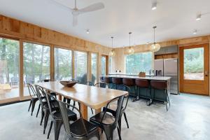 a kitchen and dining room with a table and chairs at Hideaway House in Hope