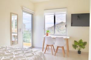 a bedroom with a table and two white chairs at Estudio con vista al mar in San José del Cabo