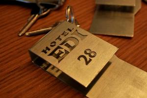 ソフィアにあるEdi Hotelのキーチェーンのヘルプ字札 +29枚の写真