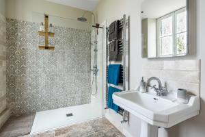 OzillacにあるLe Maine au Cerfの洗面台とシャワー付きの白いバスルーム +17枚の写真