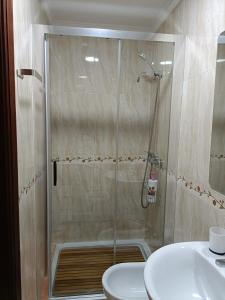 マラガにあるApto Ana. Malaga Centroのシャワー、トイレ、洗面台付きのバスルーム +39枚の写真