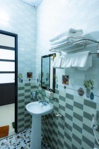 ニンビンにあるTAMCOC VUTHANH FRIENDLY Hotelの洗面台と鏡のあるバスルーム +40枚の写真
