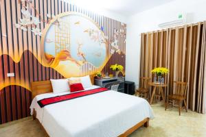 ニンビンにあるTAMCOC VUTHANH FRIENDLY Hotelの壁に絵が飾られたベッドのある寝室