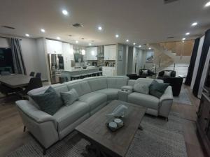 Χώρος καθιστικού στο Oceanview Luxury Retreat 12 Guest 6 Beds Pool&Dock