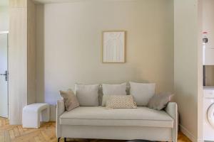 Posezení v ubytování Bel appartement lumineux, deux pièces, Ecully + 2 fotografie