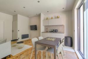 Kuchyň nebo kuchyňský kout v ubytování Bel appartement lumineux, deux pièces, Ecully