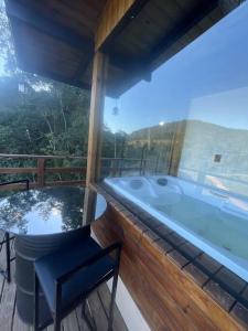 Kolam renang di atau dekat dengan Chalé de Luxo em Paulo Lopes