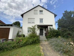 a white house with a driveway in front of it at Tulpe in Günzburg