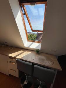 a desk with two chairs in front of a window at Q2 Apartment Hannover Döhren mit Ausblick in Hannover