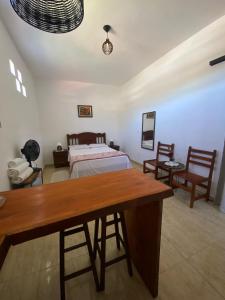 ein Schlafzimmer mit einem Bett und einem Tisch und Stühlen in der Unterkunft Hospedaria Porto de Paz 2 in Cunha + 8 Fotos