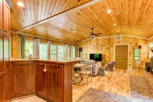 Μια τηλεόραση ή/και κέντρο ψυχαγωγίας στο Creekside Cabin Rental about 8 Mi to Downtown Ellijay!