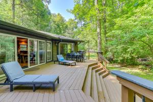 Κήπος έξω από το Creekside Cabin Rental about 8 Mi to Downtown Ellijay!
