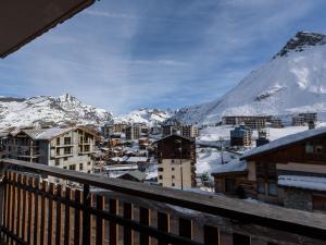 widok na miasto z pokrytą śniegiem górą w obiekcie Charmant T3 lumineux avec balcon à Tignes Le Lac, proche pistes et commerces - FR-1-502-442 w mieście Tignes