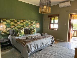 Tzamenkomst River Lodge客房内的一张或多张床位