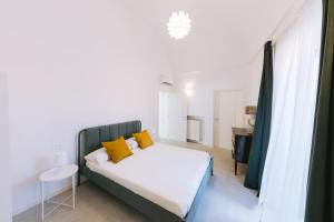 una camera da letto con un letto grande con cuscini gialli di Casa Don Matteo a Scala