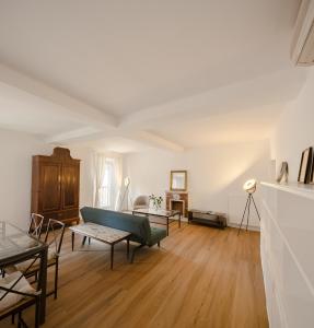 罗马Via Francesco Crispi Private Apartment的客厅里有一张沙发和一张桌子。