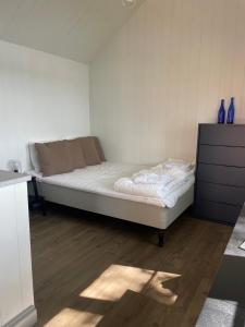 Postel nebo postele na pokoji v ubytování Bergs Gård & Hållsvikens Gård