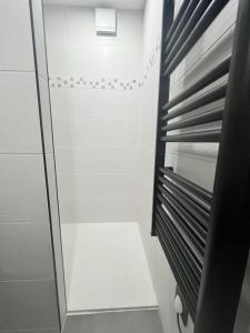 チュイルにあるStudio Cosy pour 2 personnes à Thuirのバスルーム(ガラスドア付きのウォークインシャワー付)