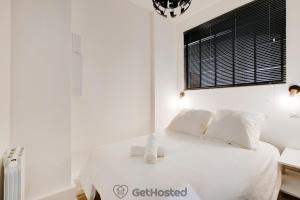 Cama o camas de una habitación en Charming flat with Jacuzzi heart of Paris GetHosted