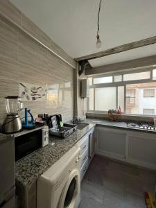 Η κουζίνα ή μικρή κουζίνα στο Entire house close to airport and achakar beach +1 φωτογραφίες
