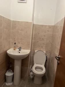 Ένα μπάνιο στο Entire house close to airport and achakar beach