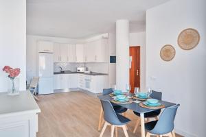 a kitchen and dining room with a table and chairs at EDEN RENTALS Marine Rest Cove in Puerto de Santiago