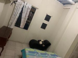 a living room with a couch and a window at Leonie in Manta