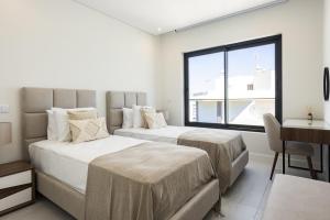 Giường trong phòng chung tại Terracos de Quarteira -Luxury Duplex Penthouse 3BR Best View, 50m from Beach +37 ảnh