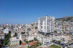 une vue aérienne sur une ville avec un grand bâtiment dans l'établissement Elisabeth Apartments 3, à Saranda