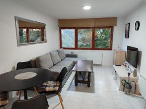 una sala de estar con un sofá y una mesa en Esma, en Sarajevo