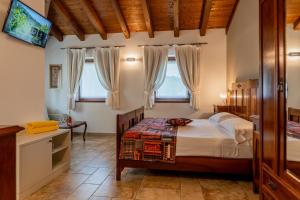 sypialnia z łóżkiem i 2 oknami w obiekcie Il Roncal Wine Resort - for Wine Lovers w mieście Cividale del Friuli +37 zdjęć