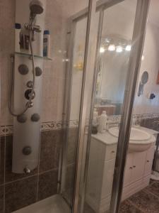 a bathroom with a shower and a sink at Duplex excelente situación in Narón