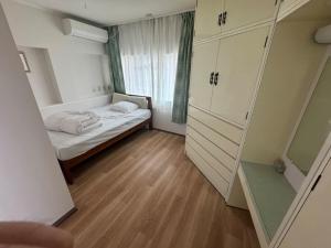 Postel nebo postele na pokoji v ubytování 板東ビル