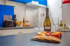 ベリーにある5 minute walk from Bury city centre -1 bed flatのフルーツプレートとワイン1本付きのテーブル +4枚の写真