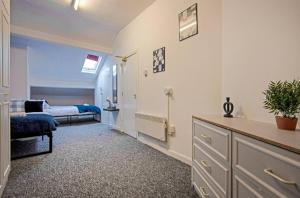 ベリーにある5 minute walk from Bury city centre -1 bed flatのベッドルーム1室(ベッド1台、ソファ付)